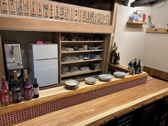 カウンターは7名様でゆとりをもって着席いただけます。