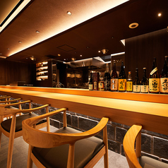 デザイナー監修のもと造り上げた居心地の良さを追求した店内は、和モダンの温かみのある木目調のカウンター席や、優しく店内を彩る間接照明が特徴となっております。人形町・日本橋でのデートにおすすめです。