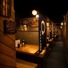 ≪趣のある店内≫店内は店主の趣味の骨とう品や装飾品、また　趣味で全国から集めたご当地品など趣あふれる装飾が楽しめます☆アンティーク雑貨や銘皿、高級焼き物など、店内いろいろ物色されてみてください☆情緒あふれる人情居酒屋がコンセプト