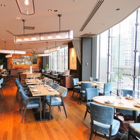 開放感のある店内はテーブルをつなげて着席宴会最大70名