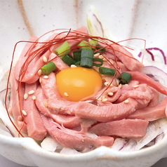 人気商品♪牛たんユッケ♪とろける旨さ、贅沢な一皿♪の写真