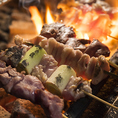 名物の焼とんは、最高級の備長炭で丁寧にじっくりと焼き上げます。炭火で焼くことで、外は香ばしく、中はジューシー◎旨みを最大限に引き出した、こだわりの一串はビールやハイボールとの相性も抜群で、ついついおかわりしたくなる美味しさです。