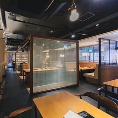 ラグジュアリーなソファー席をご用意。非日常の空間で会話も弾みます！