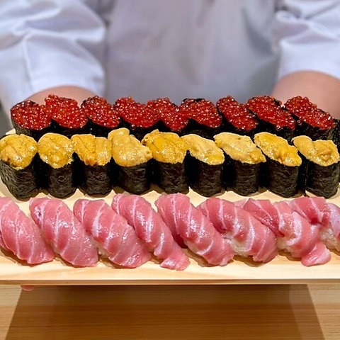 目の前で握る立ち食い寿司店。食べ放題もあり、気軽に楽しめます