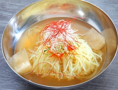 鶏ガラなどで取った自家製スープの『冷麺』