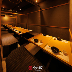 ［20～24名様：個室］温かみのある照明と艶やかな木のテーブルが織りなす扉付き個室。静寂と上質が同居する設えで、横に連なるベンチシートと整然とした卓上が、和のもてなしの心を感じる空間です。