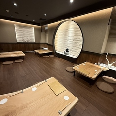 最大20名様までご利用いただける、ゆったりとした座敷の個室をご用意しております。足を伸ばしてくつろげる和の空間は、幅広いシーンに最適。周りを気にせずお過ごしいただけます。※こちらのお席は4名×5席の座敷です。ご予約状況によっては個室としてご案内できない場合もございます。ご了承ください。