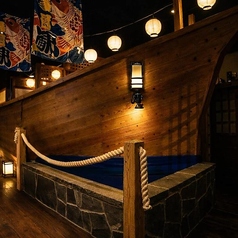 ≪店内に屋形船！？≫とにかく楽しい居酒屋を造りたい！その思いで迫力のある屋形船を店内に作りました！料理だけではなく店内も楽しめます♪店内装飾は店主の趣味の骨とう品や当地品などが飾られており見ててわくわくするお店になっています☆
