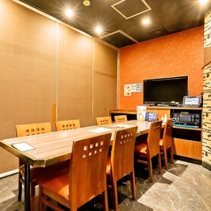 誕生日会や女子会、合コンなどにおすすめの8名様用個室です。完全個室や半個室は人気のお席となっておりますので、ご利用をお希望のお客様はお早めにご予約ください！