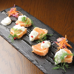 ノルウェーサーモンのレアグリル ザジキソース