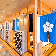 【貸切OK！広々掘りごたつ個室】開放感溢れる掘りごたつ個室も完備しております。最大55名様までご利用可能なので、新年会・同窓会等の各種宴会に是非ご利用ください。宴会にピッタリの「横断幕」or「寄せ書き焼酎ボトル」特典付きプレミアムコースもご用意しております！