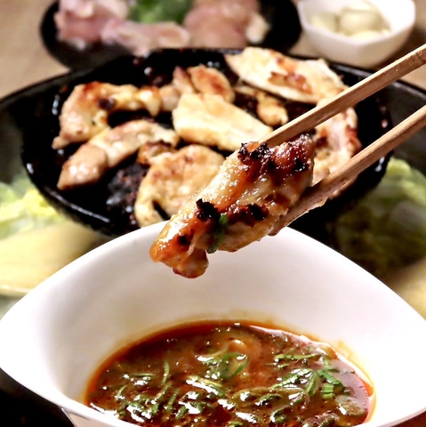 特製の焼鍋で地鶏の美味しいところ全てを堪能♪馬刺しや海鮮も取り揃えております！