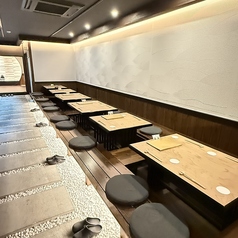 掘りごたつ席は、足元にゆとりがあり長時間でも快適に過ごせるお席です。約20席ほどご用意しており、会社宴会や仲間内の集まり、観光でのお食事など幅広いシーンに対応可能です。