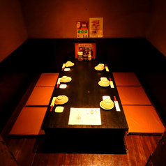 【6名様用堀ごたつ席】女子会・合コン・少人数宴会にぴったりなテーブル席をご用意しました。和の趣を感じる柔らかな光の照明が、落ち着いた雰囲気を演出いたします。居心地の良いくつろぎの空間は、ついつい長居したくなる心地よさ。名物博多もつ鍋や馬刺し、厳選芋焼酎を囲んで、楽しいひとときをお過ごしください。