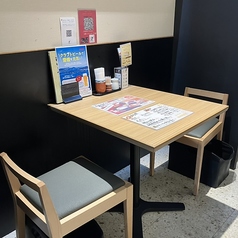 【2名様掛け席】観光での仲間・友人とのご利用、に仲間とちょっと飲んでいきたいな～、そんな時にもおすすめなのがこちらの2名様掛け席！ちょうどいいサイズ感です☆