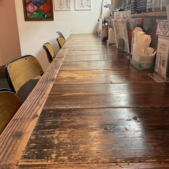 6席ございます。おひとり様でもお気軽にご来店ください