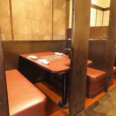 【2名様からご利用可能な半個室テーブル席】カップルのご利用にピッタリです!落ち着いた雰囲気の店内。その他にも、人数などに合わせてさまざまなお席をご用意しております♪友達や同僚との飲み会や接待、合コンにおすすめ!