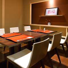 6名様までご利用可能な個室は、気兼ねなく料理や会話を楽しめるので、ご家族でのお食事や、お食い初めといった特別な日の集まりにもご利用いただけます。