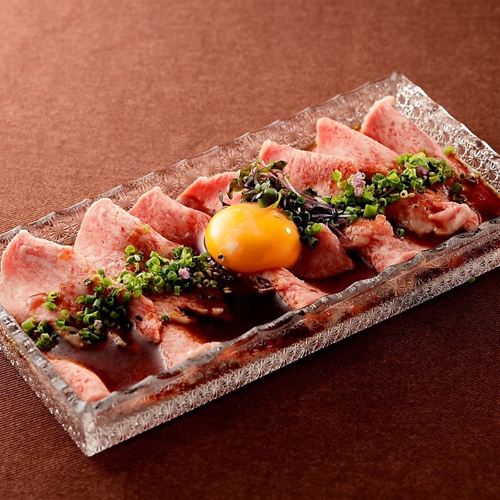 黒毛和牛の牛刺しをユッケスタイルで。特製ダレと卵黄、甘味やら旨みが最高です