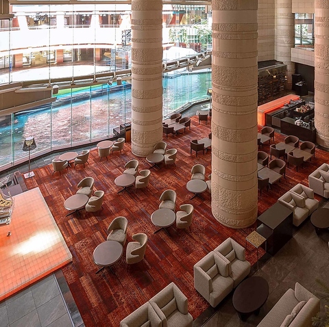 開放感のあるスタイリッシュなバーラウンジ。お昼はアフタヌーンティーを楽しめます。