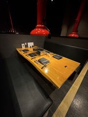 こちらの広いテーブルを2席ご準備しております。4名様～最大7名様のご利用におすすめのテーブルです。お子様とのご来店の際もこちらのテーブルで広くゆったりとお食事をお楽しみ頂けます♪小さいお子様用のクッション座椅子もご準備しております♪その他ご不明点等はお気軽にお問合せください。