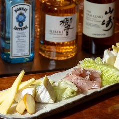 【お酒のお供に最適】生ハムとチーズの盛り合わせ1320円(税込)でワインをさらに美味しく味わう至福の時間をの写真