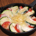 料理メニュー写真 トマトとズッキーニのチーズスキレット