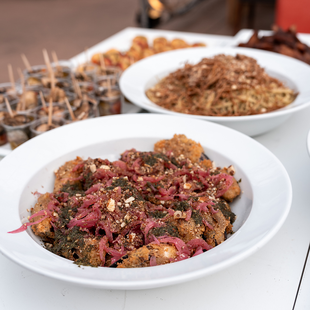 アートや音楽のライブを不定期で開催予定。スケジュールはホームページかSNSにてご確認ください！