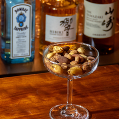 【おつまみの大定番◎】お酒のお供に欠かせないミックスナッツはサクサクとした食感で手が止まらない一品！の写真