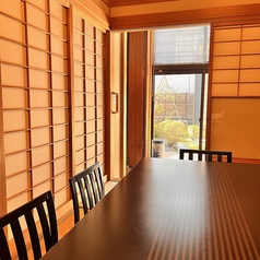 畳のお部屋にテーブル、いす席でございます。