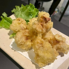 【外はサクッ中はぷりっ】新食感が癖になる！旨味たっぷりのホルモン天ぷらの写真