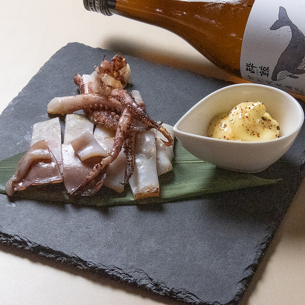 香ばしく焼かれたイカの一日干し半身は、香り高く、口いっぱいに広がる旨みと塩気が食欲をそそります