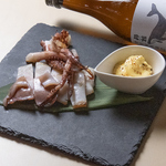 香ばしく焼かれたイカの一日干し半身は、香り高く、口いっぱいに広がる旨みと塩気が食欲をそそります