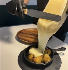 とろとろラクレットチーズのトッピングお好きな料理にかけられる！