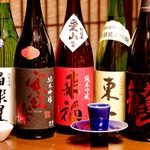 酒蔵からの信頼の厚い酒屋さんがこだわり抜き、日本全国から厳選した日本酒をご用意！