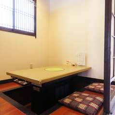 【温もり溢れる掘りごたつ席】掘りごたつ席は、温かみのある空間でゆったりと過ごせるのが魅力です。最大5名様までご利用可能です。