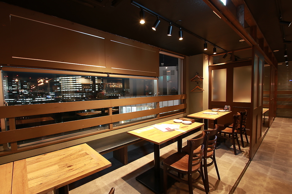 窓の外には刈谷の街が一望できる。雰囲気抜群！