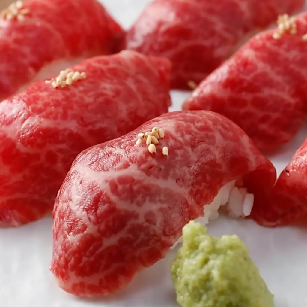 当店の売れ筋メニューの和牛肉寿司はお客様から大好評！鮮度抜群の和牛赤身を贅沢にお寿司でどうぞ。