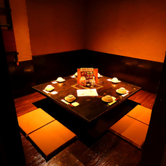 【8名様用囲炉裏席】各種ご宴会の様々なシーンにおすすめのお席。名物博多もつ鍋を囲んでワイワイ盛り上がれる、ちょうど良いサイズ感が魅力です。アットホームな落ち着いた空間で、仲間との楽しい時間をお過ごしください。飲み放題付きコースと合わせれば、幹事様も安心です。