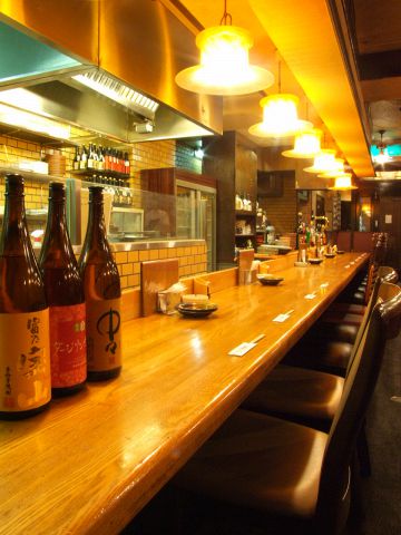 木屋町B級グルメの店、店内は、堀ごたつ、テーブル、カウンター席