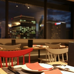 2名様～様々な人数でご利用可能な広々としたテーブル席をご用意しております。基本的には4人掛けのお席ですが、お席の移動も場合によっては可能です。お気軽にご相談ください♪