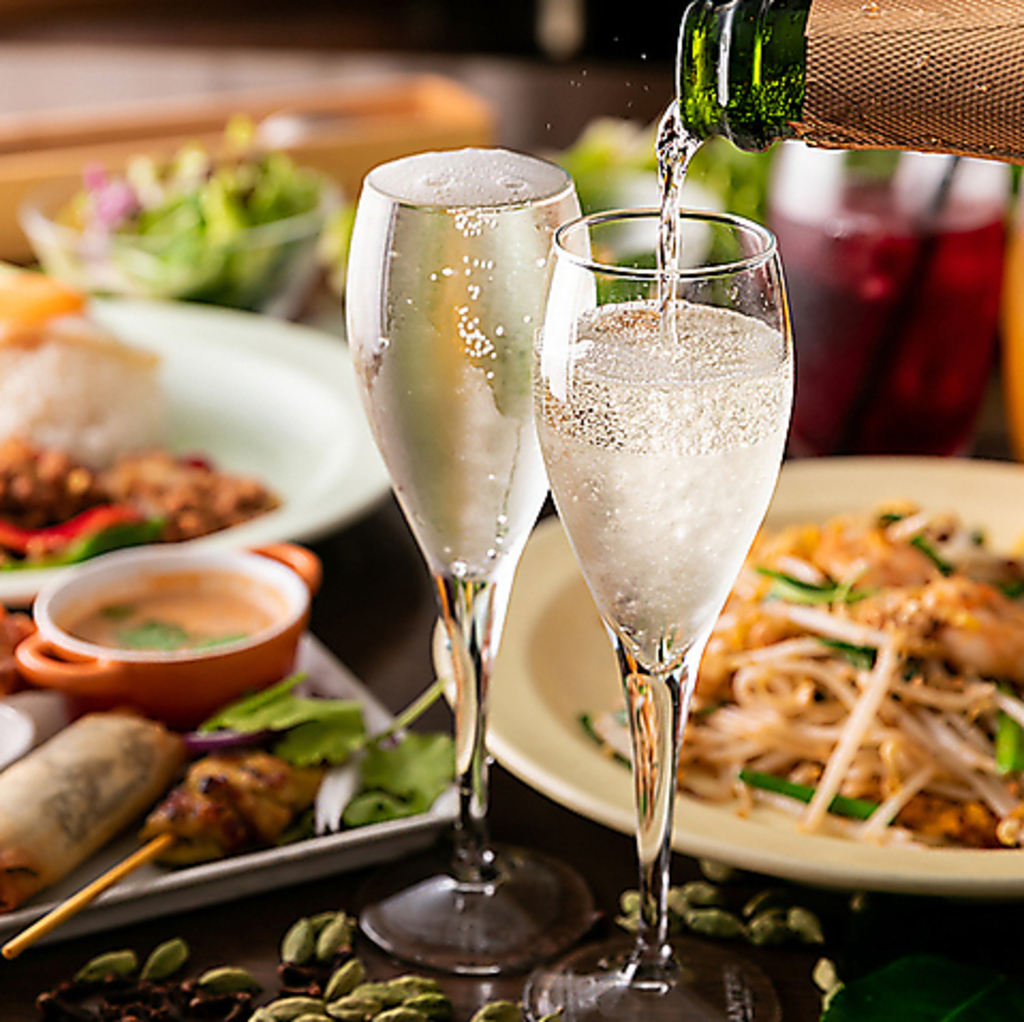 スパークリングワインをこぼれるまで豪快に！当店名物「こぼれスパークリング」は、1杯748円(税込)♪