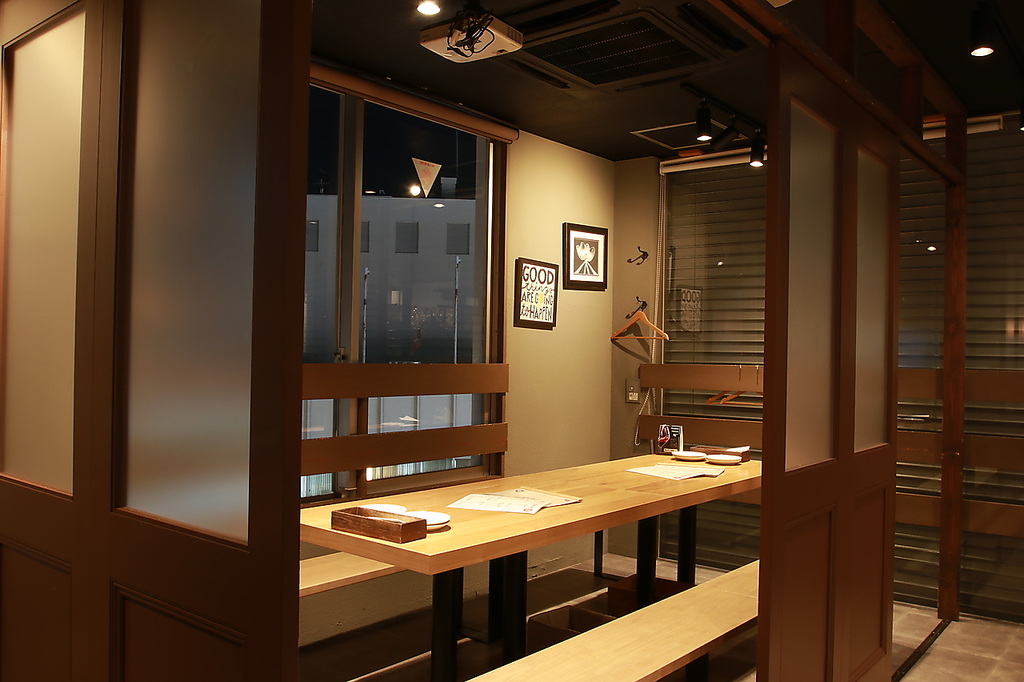 酒場×カフェのいいとこ取りした、落ち着く空間。