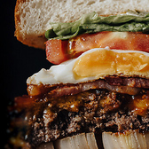 【Japan Burger】の大会で2022年に優勝した経験を持つ、和牛バーガー専門店！肉屋だからこそ冷凍をせず、和牛をオリジナルブレンドして作る特製のパテと、オリジナルバンズのハンバーガーをご堪能いただけます。