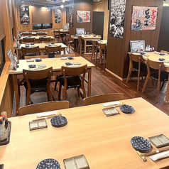 水産酒場 まぐろ部 新横浜駅前店の雰囲気1