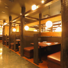 【少人数のお集まりや家族とのお食事にも当店は最適】木のテーブルと温かみのある照明が、落ち着いた雰囲気を演出します。2次会などのちょい飲みにもぜひご利用ください。安心して食事や会話を楽しめる居心地のよい空間です。