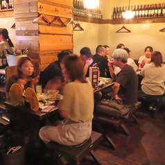店内中央のハイテーブル席は4名様/6名様まで対応いたします☆仕事終わりの飲み会に是非♪