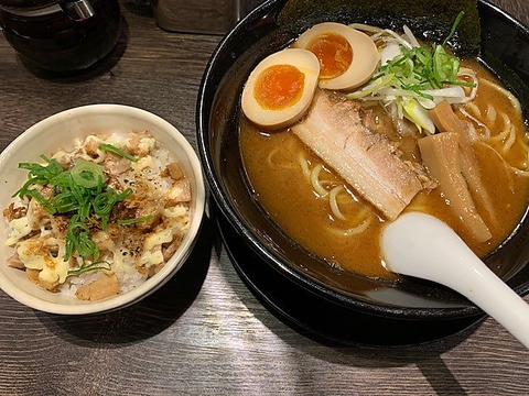 魚介と豚鶏Wブレンドスープに北海道製麺所の極上麺を使用した濃厚ラーメンをどうぞ！