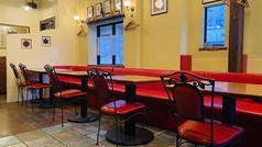 赤と黄を基調とした内装はお洒落で落ち着いた雰囲気♪テーブルの間隔が広くとられているので、開放的でゆっくりとお寛ぎ頂ける空間。