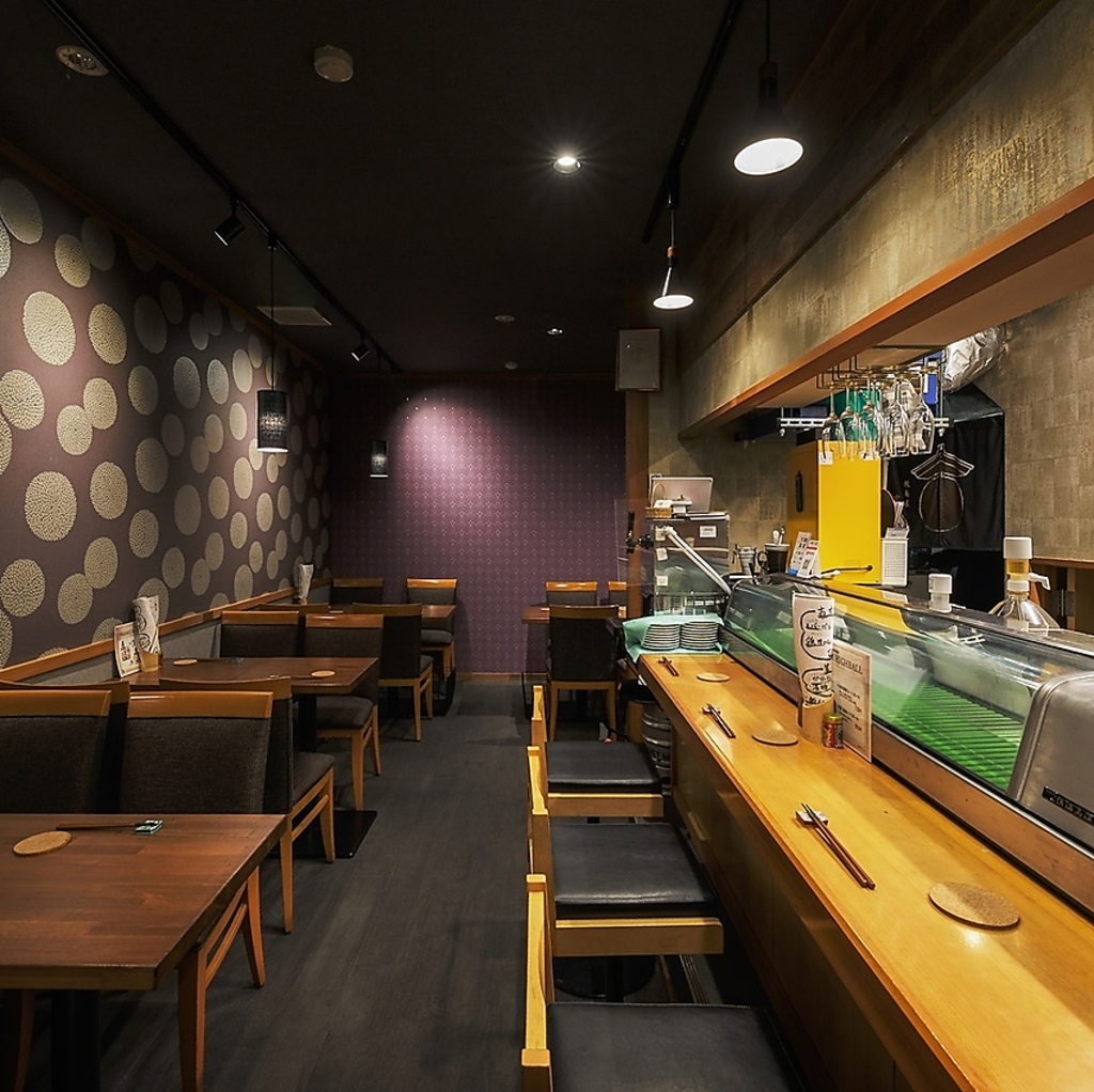 落ち着いた雰囲気の店内にはテーブル席とカウンター席をご用意。様々なシーンでご活用いただけます◎